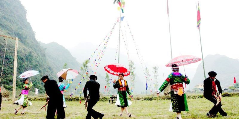 Tham gia vào các lễ hội mùa xuân của người Thái vùng Tây Bắc